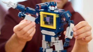 LEGO Icons Transformers-Soundwave 10358